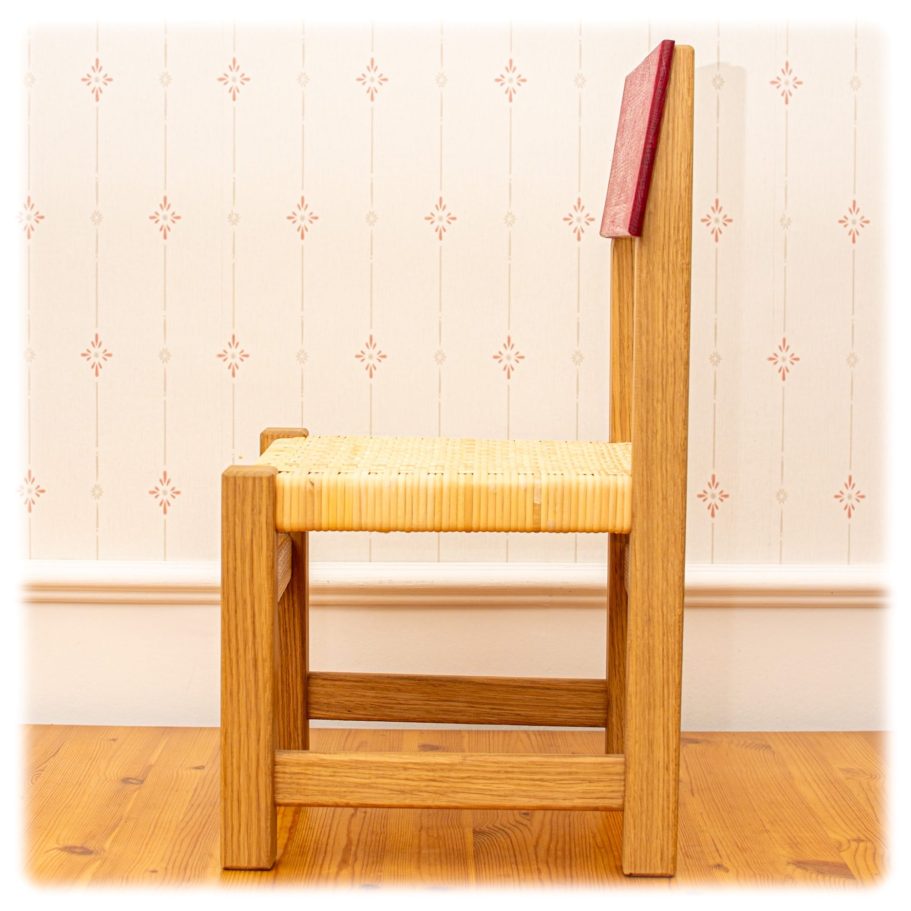 Chaise pour enfant en chêne massif avec assise en cannage et dossier rose