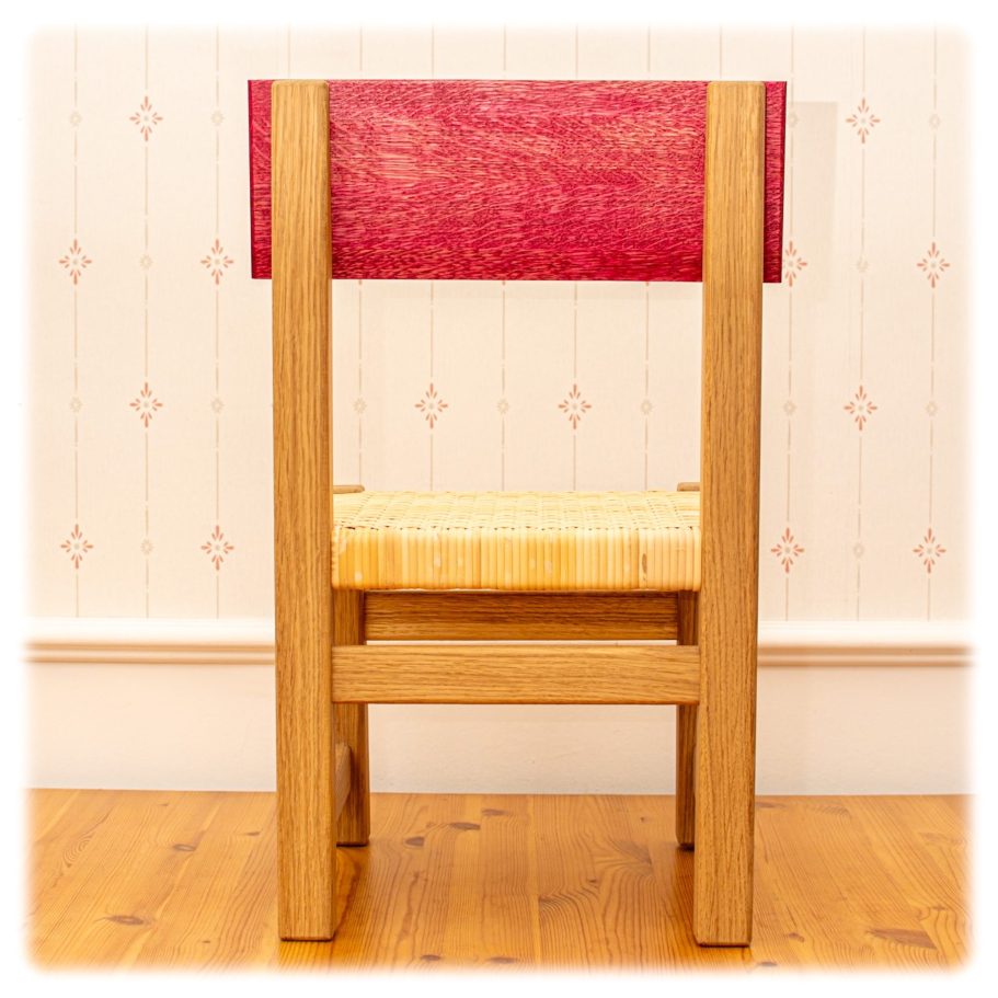 Chaise pour enfant en chêne massif avec assise en cannage et dossier rose